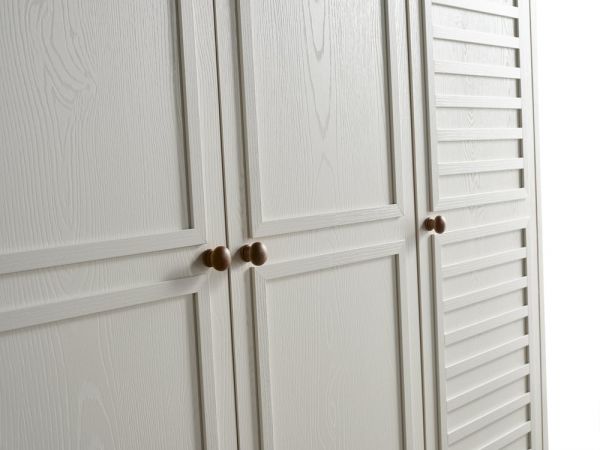 Inci Kleiderschrank detail