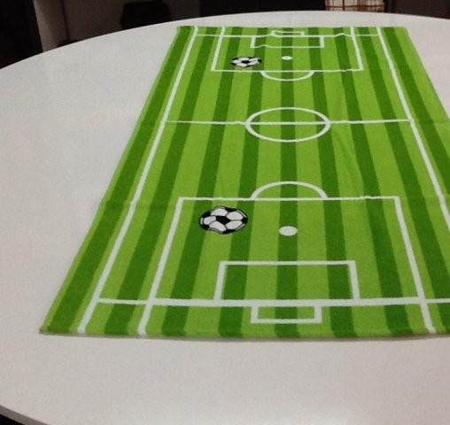 FUSSBALL Handtuch mit Fussballfeldmotiv