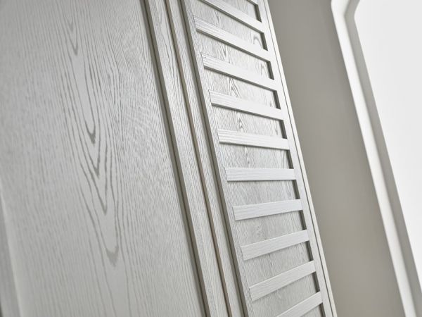 Inci Kleiderschrank detail